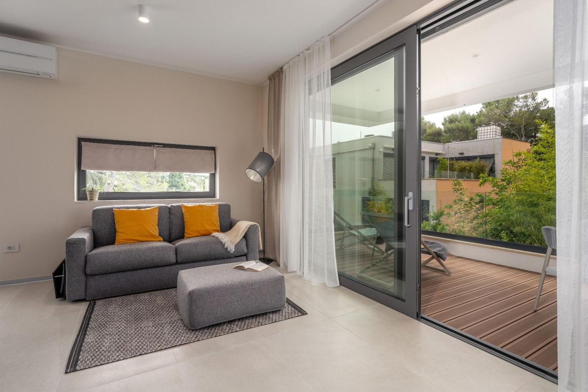 The Q Bliss - Your New 4-Star Hideaway With A Garage โรวีน ภายนอก รูปภาพ
