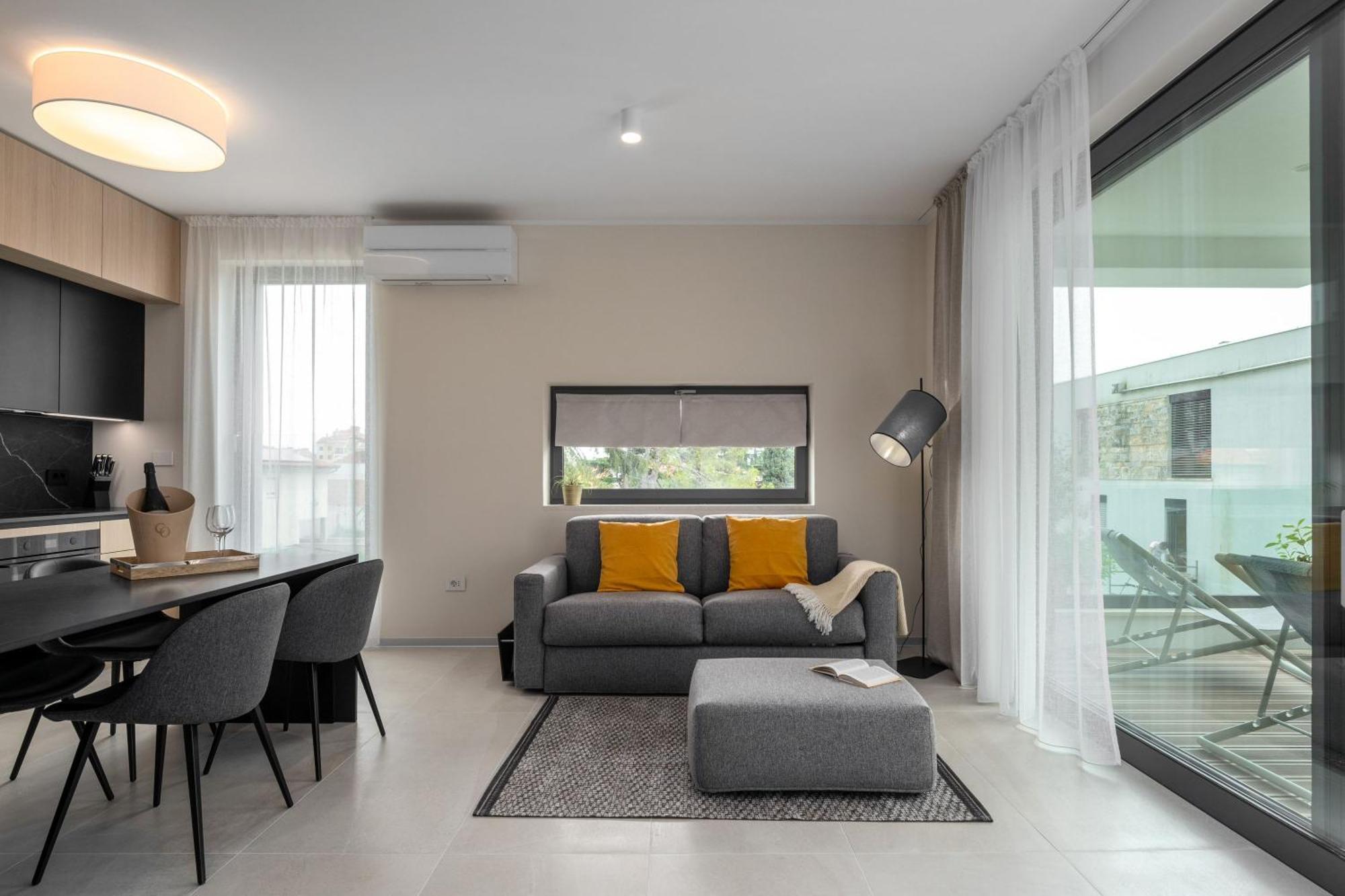 The Q Bliss - Your New 4-Star Hideaway With A Garage โรวีน ภายนอก รูปภาพ
