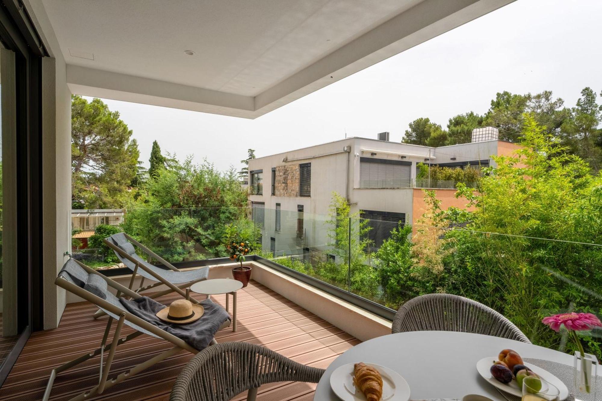 The Q Bliss - Your New 4-Star Hideaway With A Garage โรวีน ภายนอก รูปภาพ