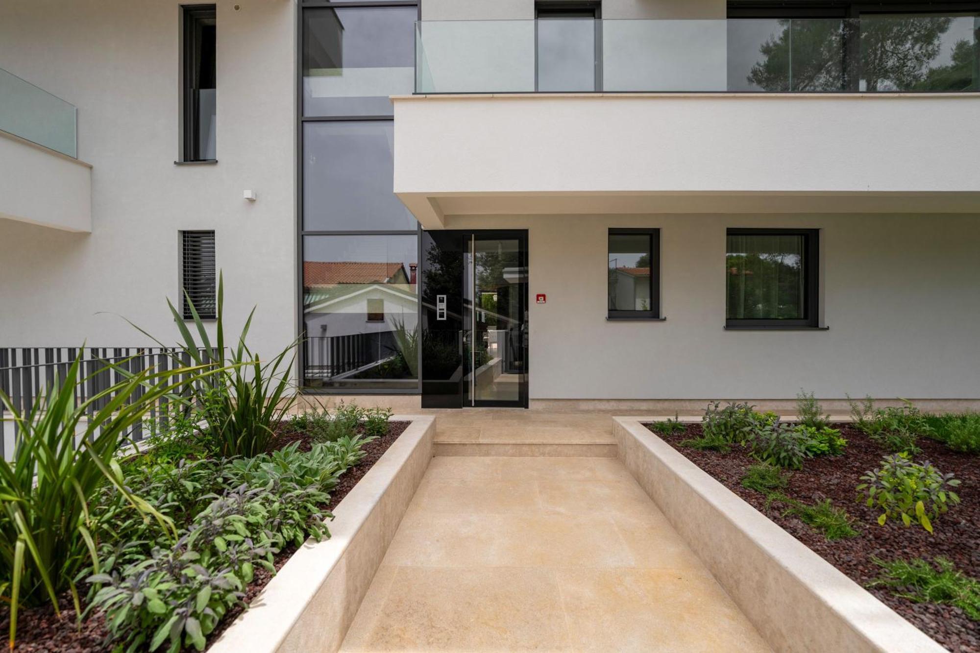 The Q Bliss - Your New 4-Star Hideaway With A Garage โรวีน ภายนอก รูปภาพ