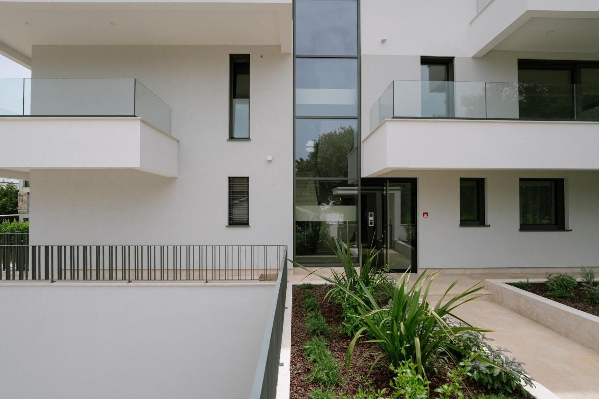 The Q Bliss - Your New 4-Star Hideaway With A Garage โรวีน ภายนอก รูปภาพ