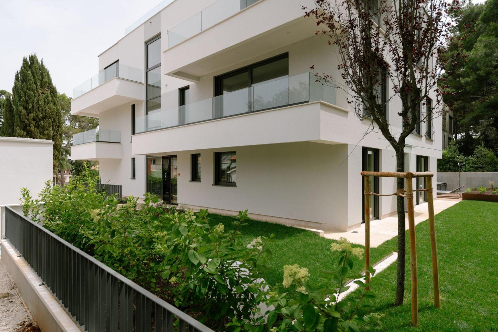 The Q Bliss - Your New 4-Star Hideaway With A Garage โรวีน ภายนอก รูปภาพ