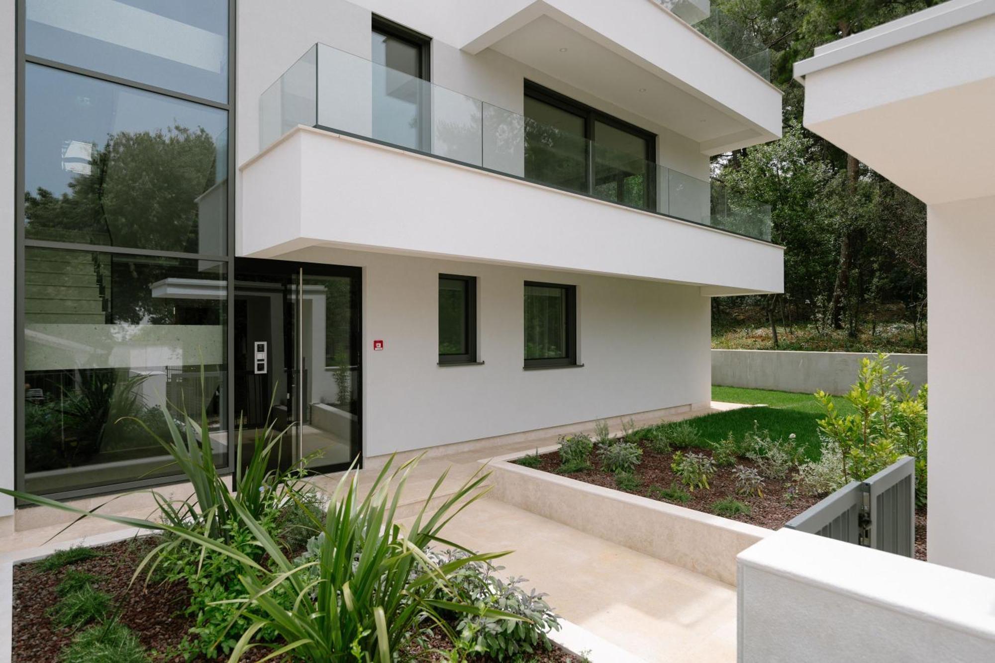 The Q Bliss - Your New 4-Star Hideaway With A Garage โรวีน ภายนอก รูปภาพ