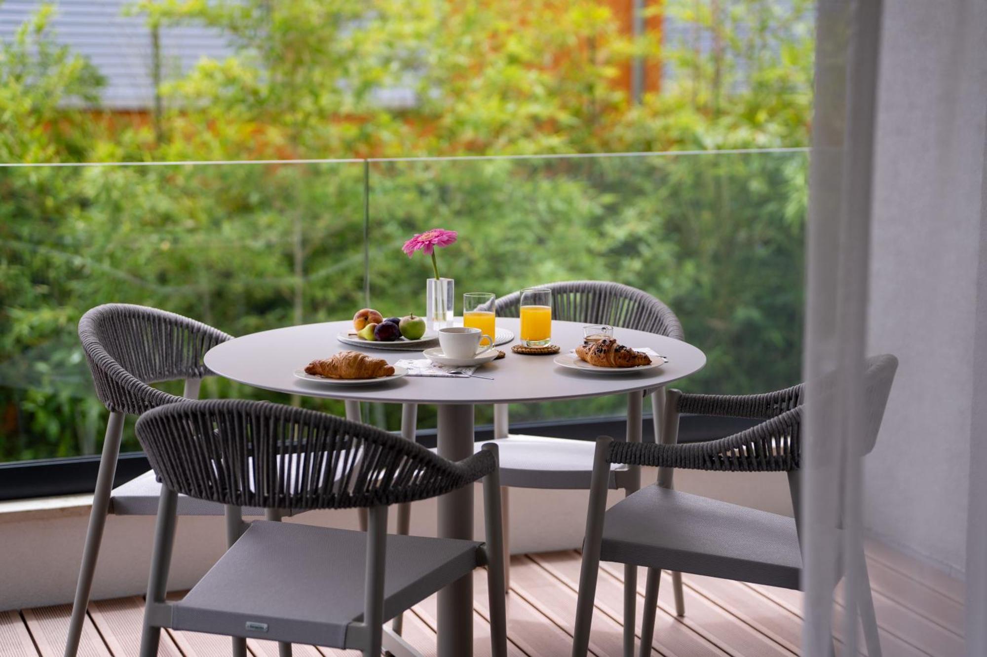The Q Bliss - Your New 4-Star Hideaway With A Garage โรวีน ภายนอก รูปภาพ