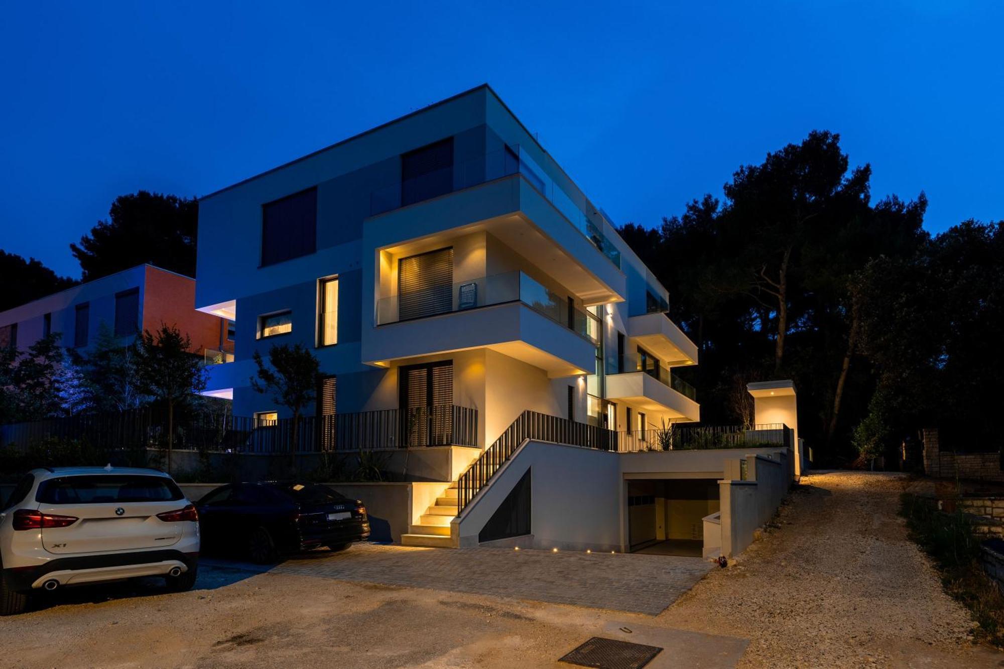 The Q Bliss - Your New 4-Star Hideaway With A Garage โรวีน ภายนอก รูปภาพ