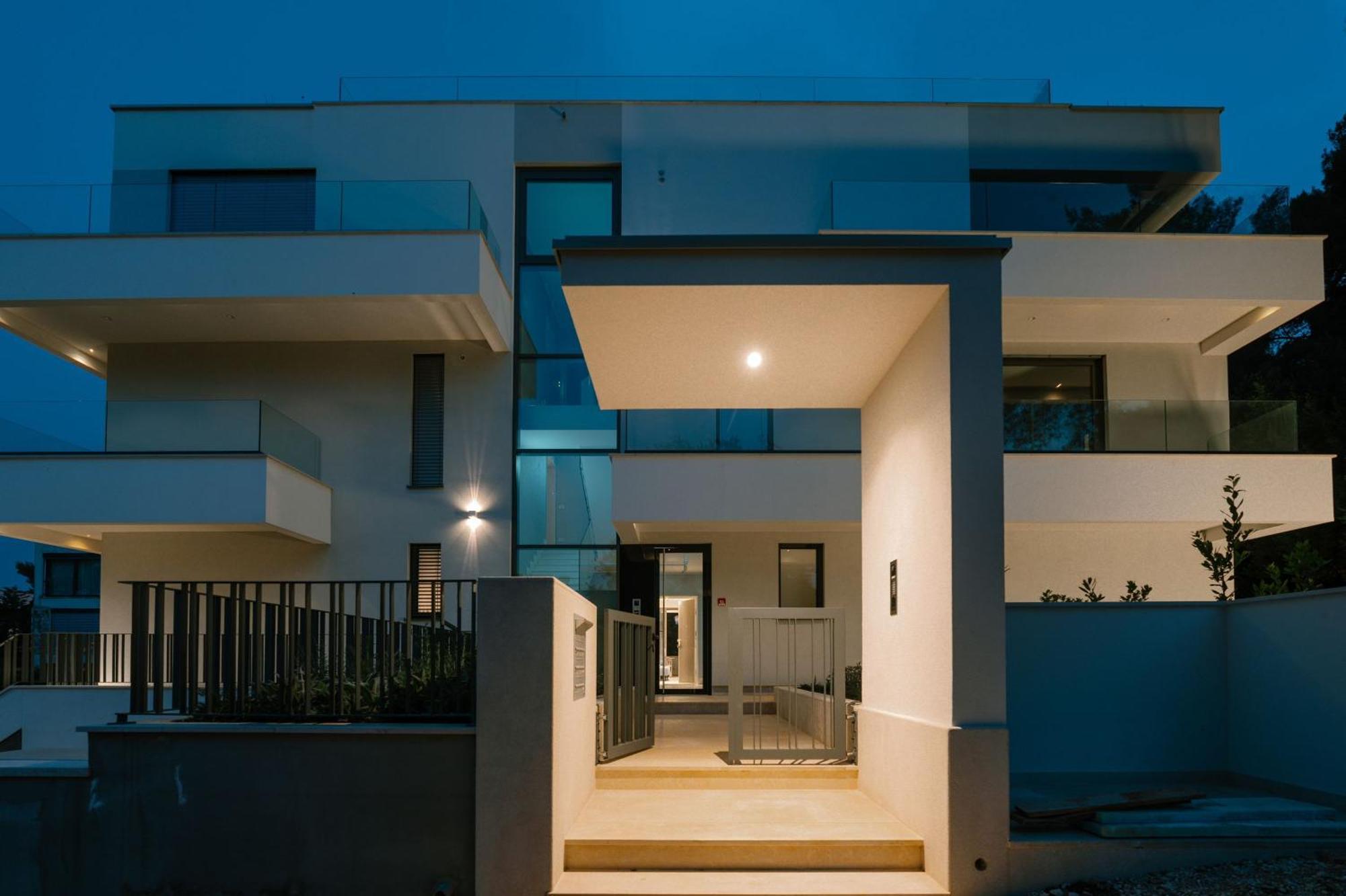 The Q Bliss - Your New 4-Star Hideaway With A Garage โรวีน ภายนอก รูปภาพ