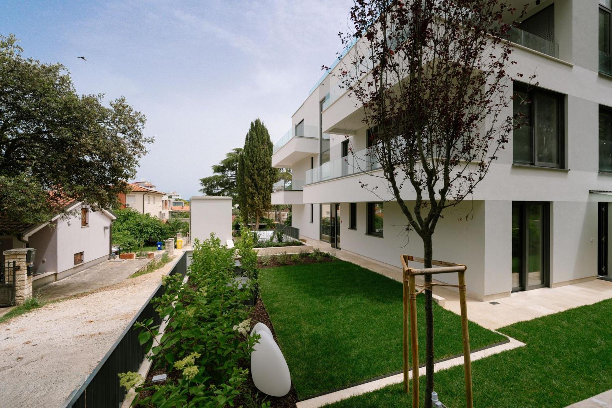 The Q Bliss - Your New 4-Star Hideaway With A Garage โรวีน ภายนอก รูปภาพ