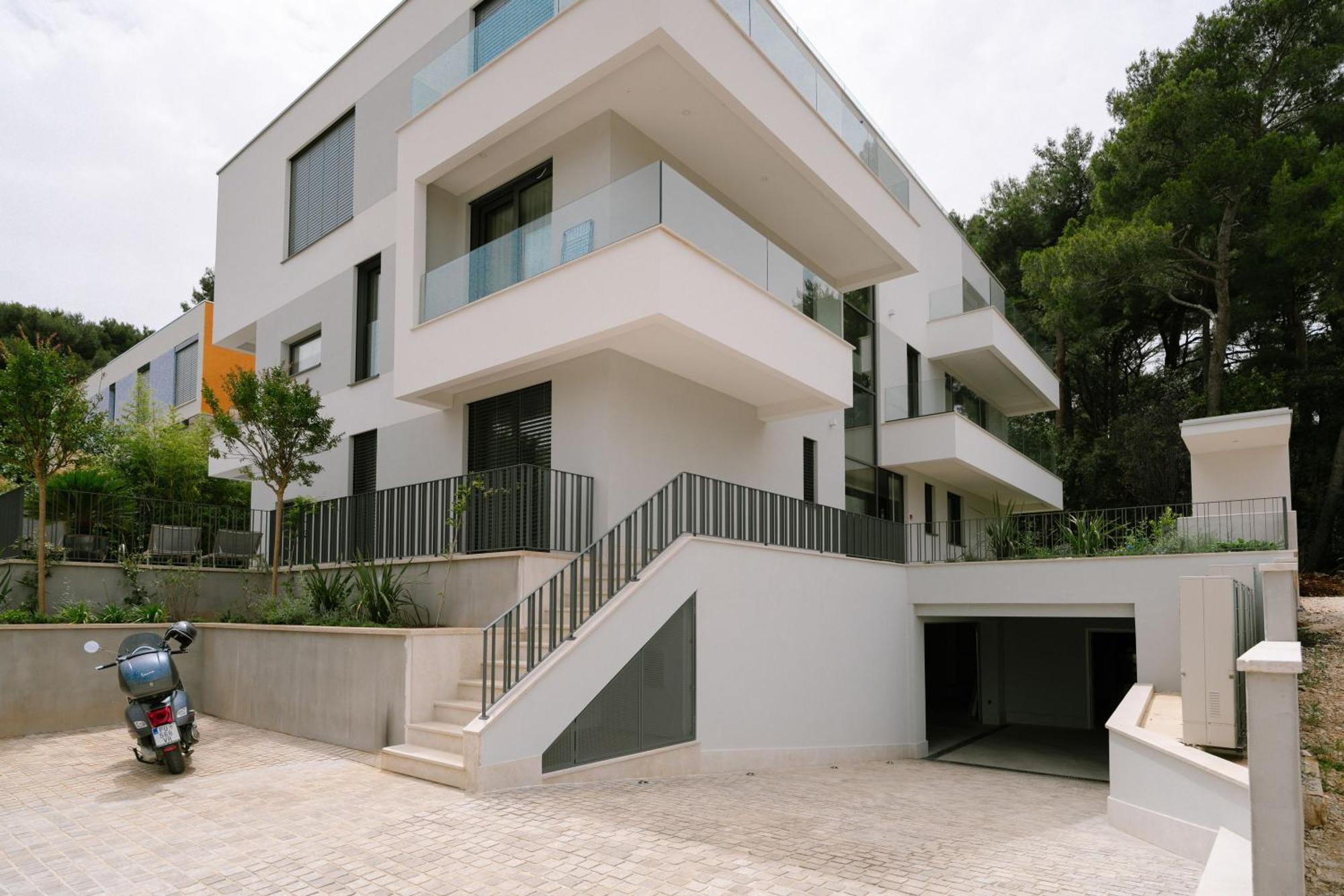 The Q Bliss - Your New 4-Star Hideaway With A Garage โรวีน ภายนอก รูปภาพ