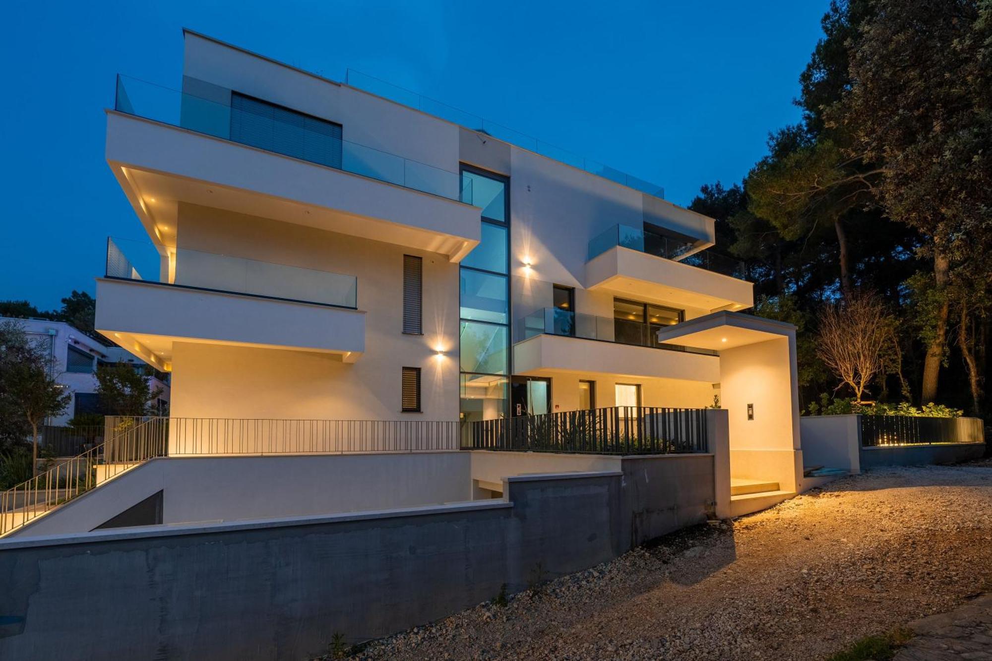 The Q Bliss - Your New 4-Star Hideaway With A Garage โรวีน ภายนอก รูปภาพ