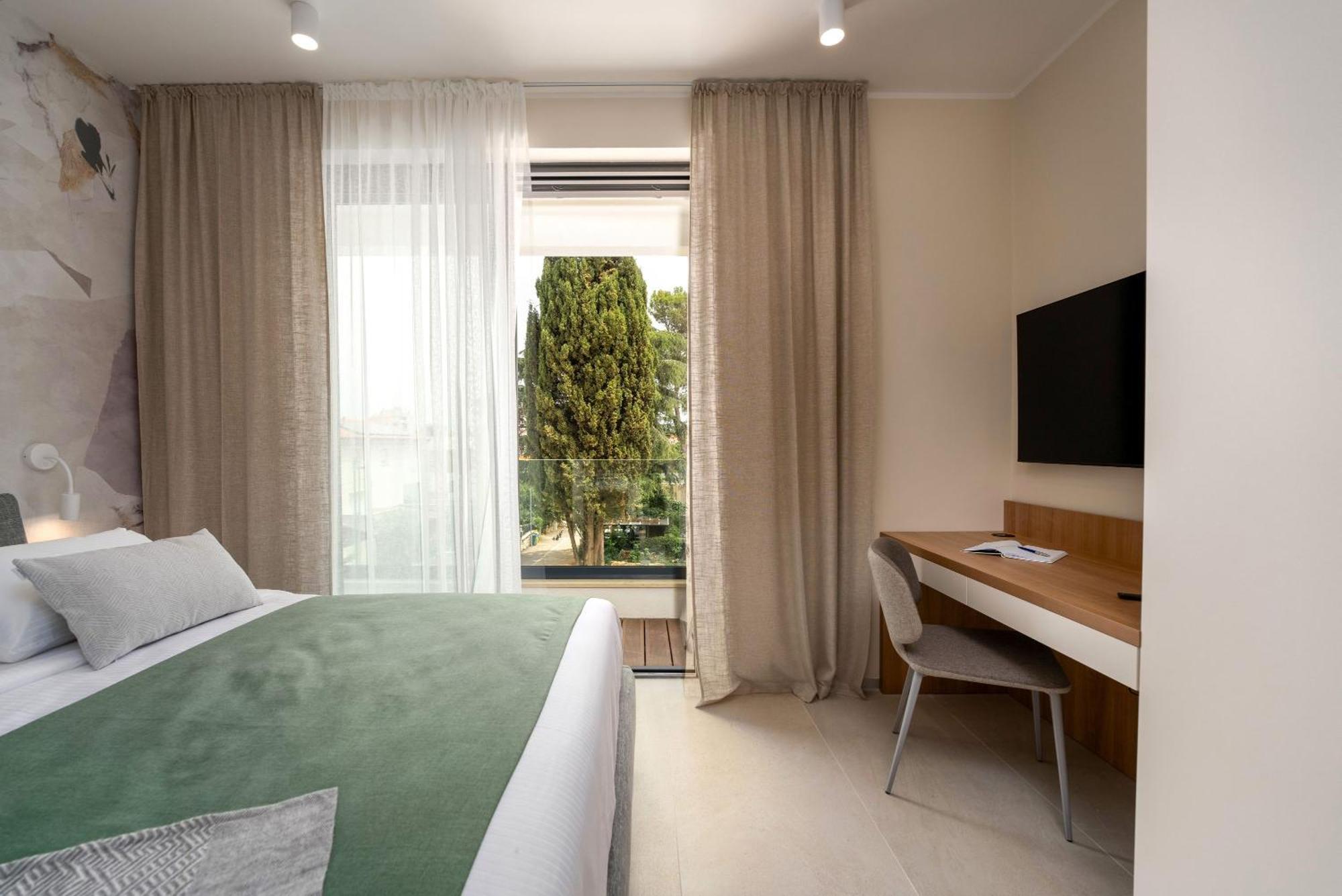 The Q Bliss - Your New 4-Star Hideaway With A Garage โรวีน ภายนอก รูปภาพ