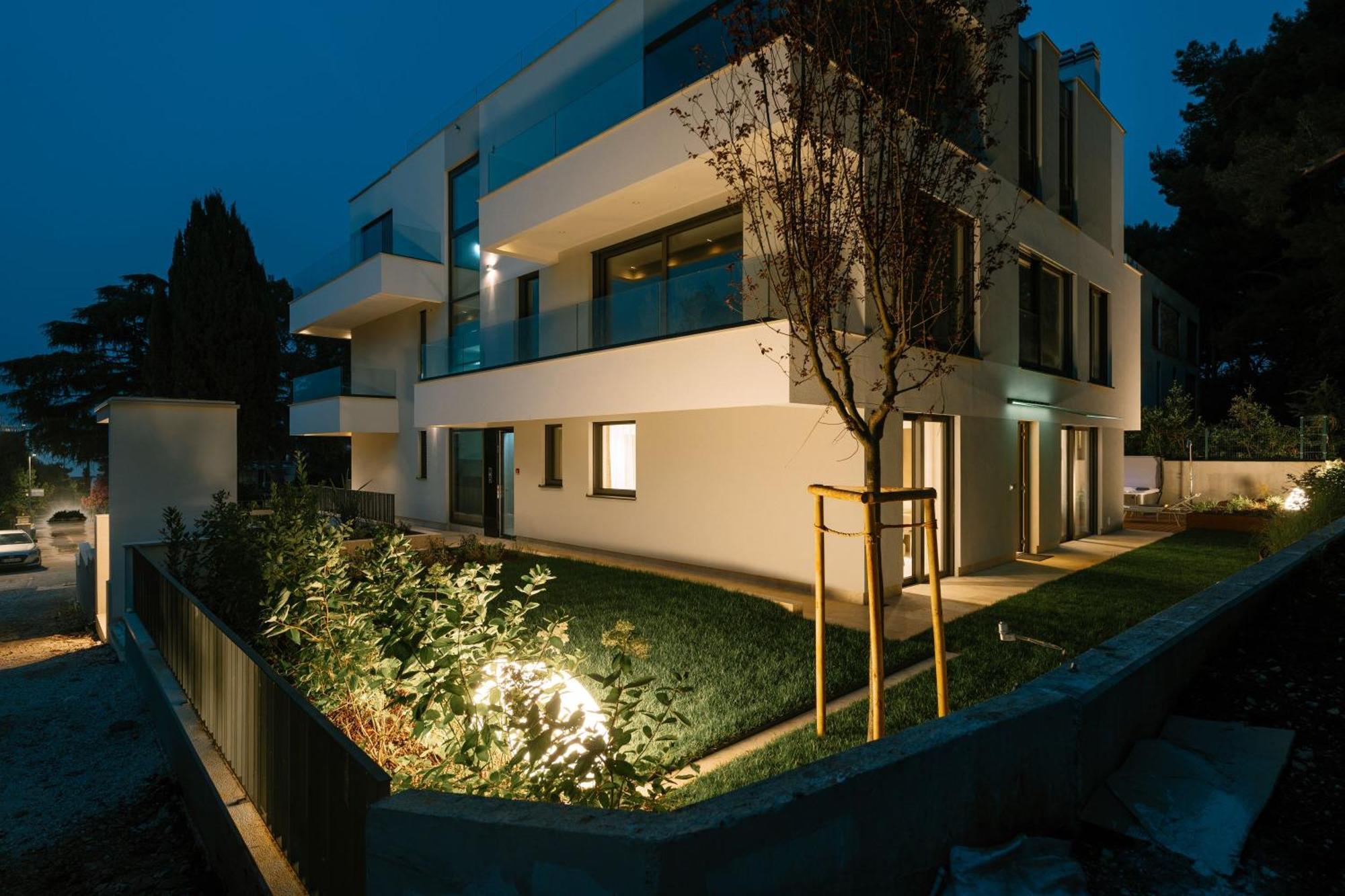 The Q Bliss - Your New 4-Star Hideaway With A Garage โรวีน ภายนอก รูปภาพ