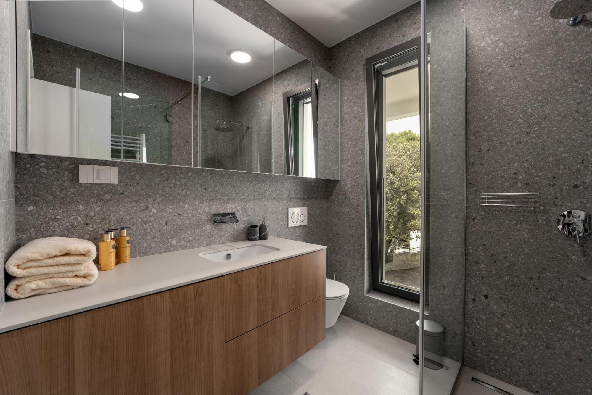 The Q Bliss - Your New 4-Star Hideaway With A Garage โรวีน ภายนอก รูปภาพ